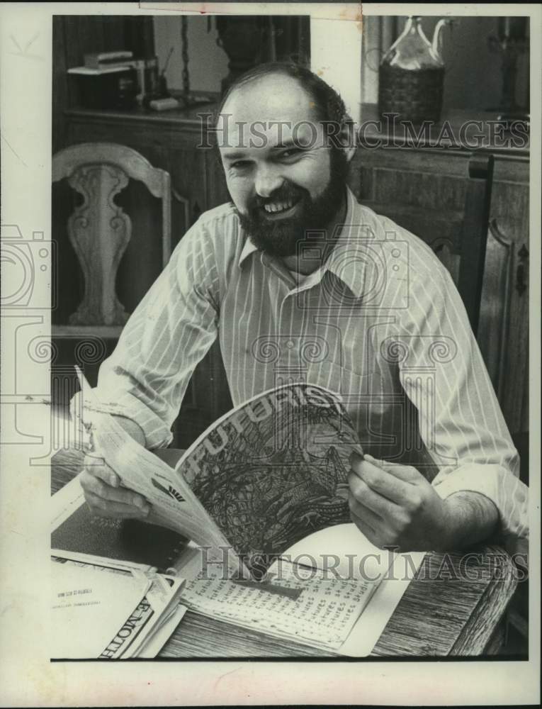 1978 Press Photo John Maryanopolis reads Futurist magazine in New York- Historic Images