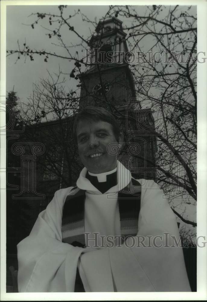 Press Photo Pastor Gregg mast outside First Church in Albany, New York - Historic Images