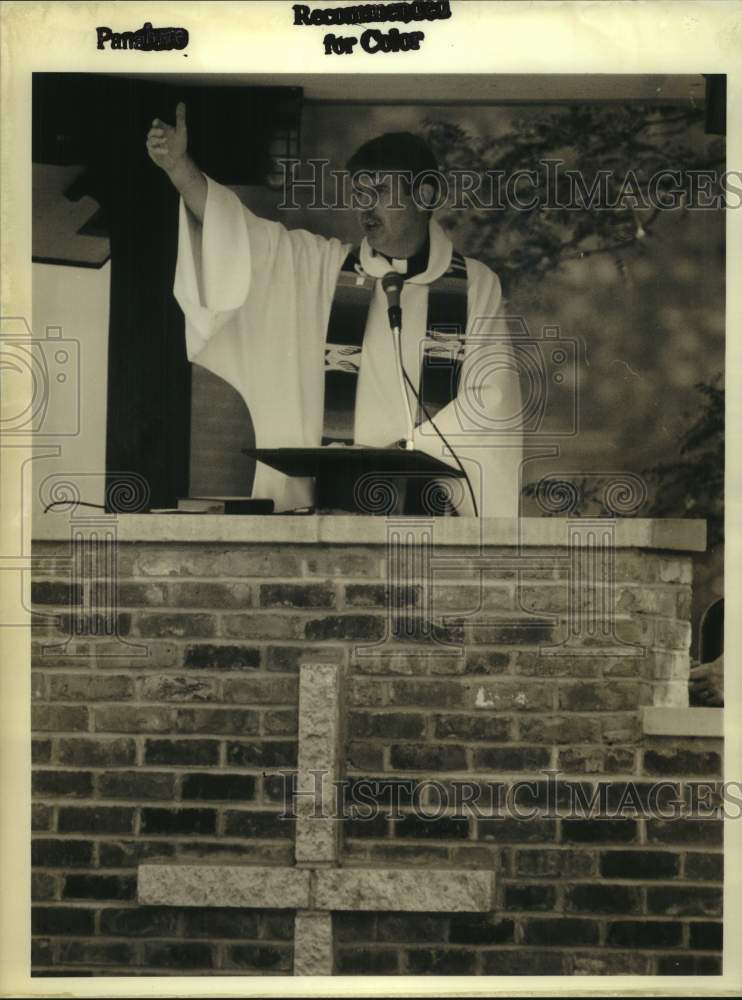 Reverend conducts sermon at drive-in church, 1st Church, Albany, NY - Historic Images