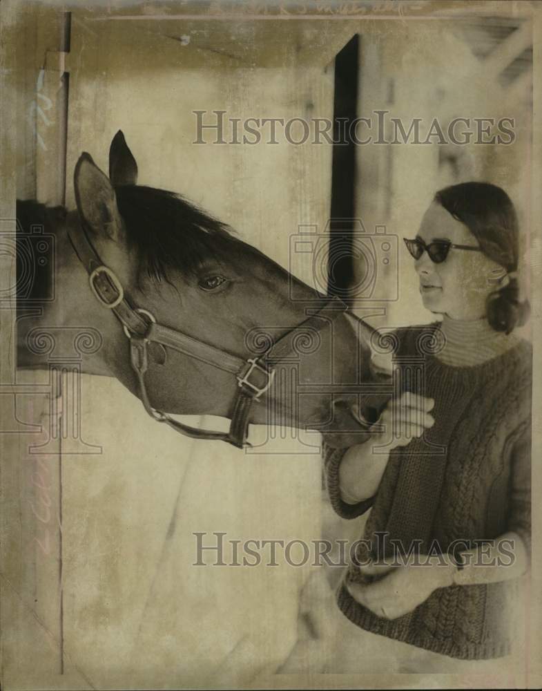 Press Photo Patricia McDonald with horse in stable at Saratoga Raceway, New York- Historic Images