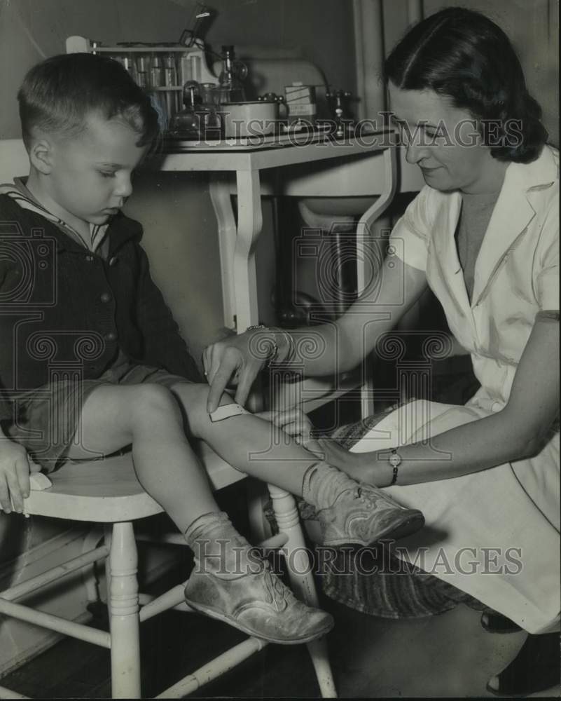 1940 Press Photo Nurse attends child at Mastersons Day Nursery, Albany, New York - Historic Images