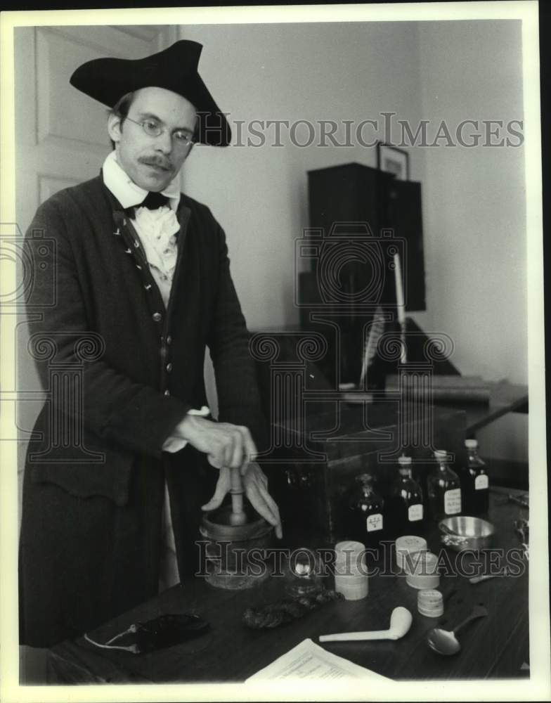 1990 Press Photo Stuart W. Lehman portrays 18th century physician in New York- Historic Images