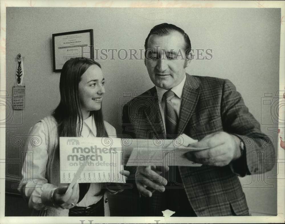 1973 Press Photo Camille Qualtere &amp; Dante Massaroni review Mothers March papers - Historic Images