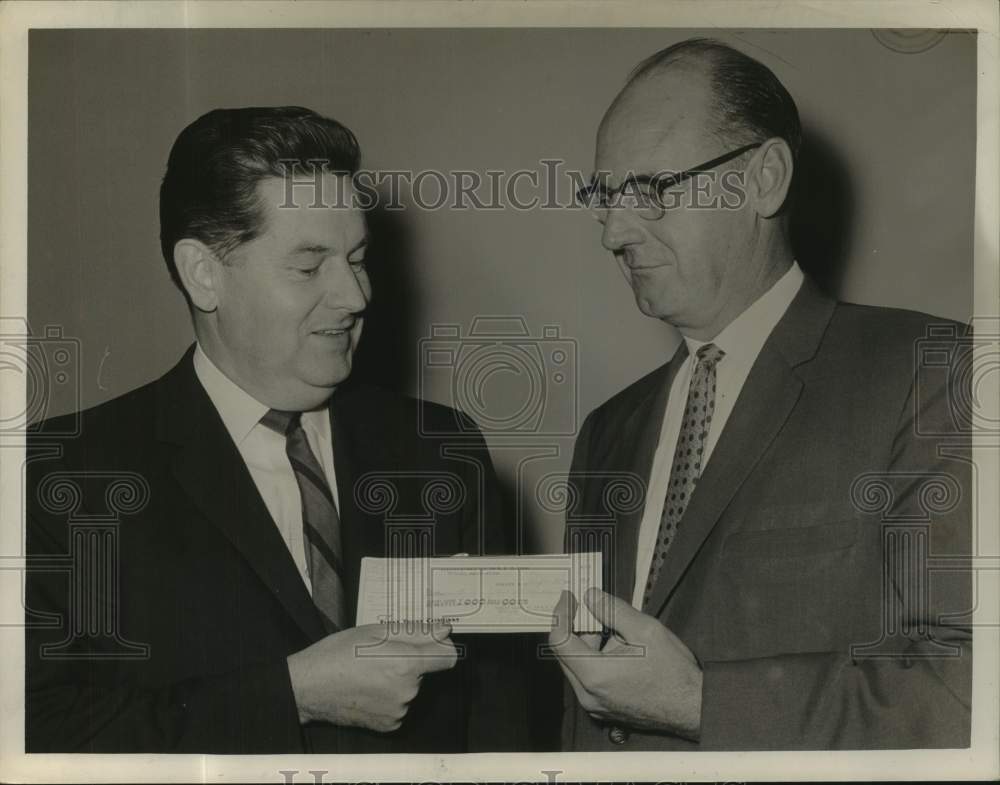 1963 Press Photo Elks Club donates to Community Chest program, Albany, New York - Historic Images