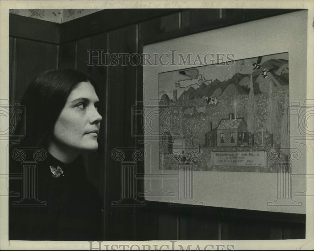 1971 Press Photo Judy Held, artist&#39;s daughter, admires painting in New York - Historic Images