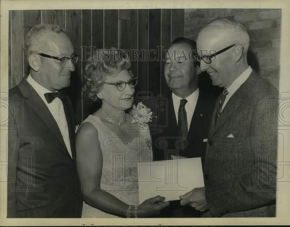 Press Photo New York State Department of Labor fetes retiree during ceremony - Historic Images