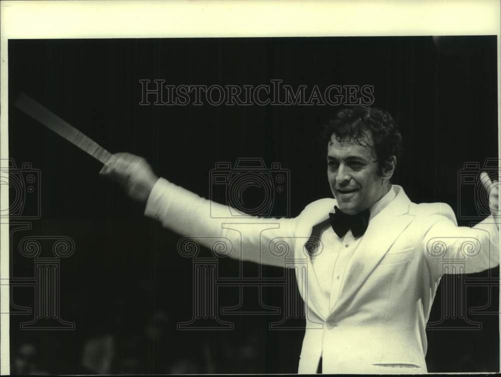 1979 Press Photo Conductor Zubin Mehta performs during a concert - tua37344- Historic Images