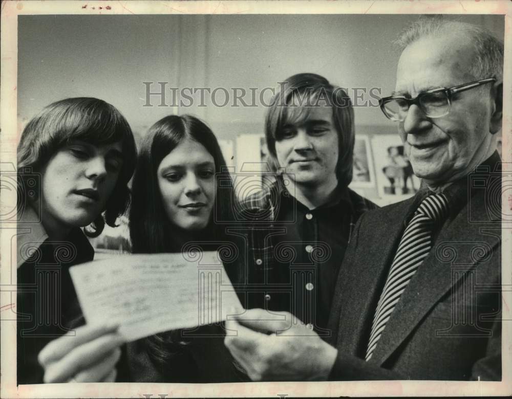 1974 Press Photo Cohoes, New York students donate to March of Dimes - Historic Images