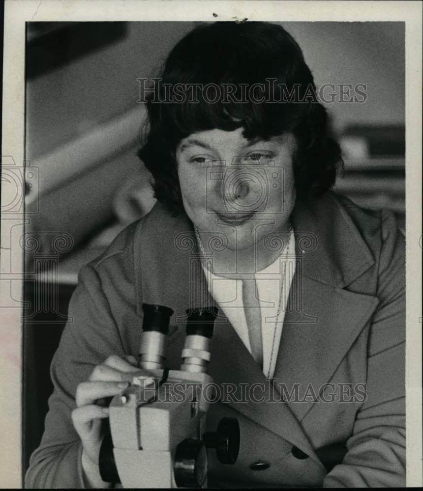 1974 Kathie Jorgensen uses microscope in New York lab - Historic Images