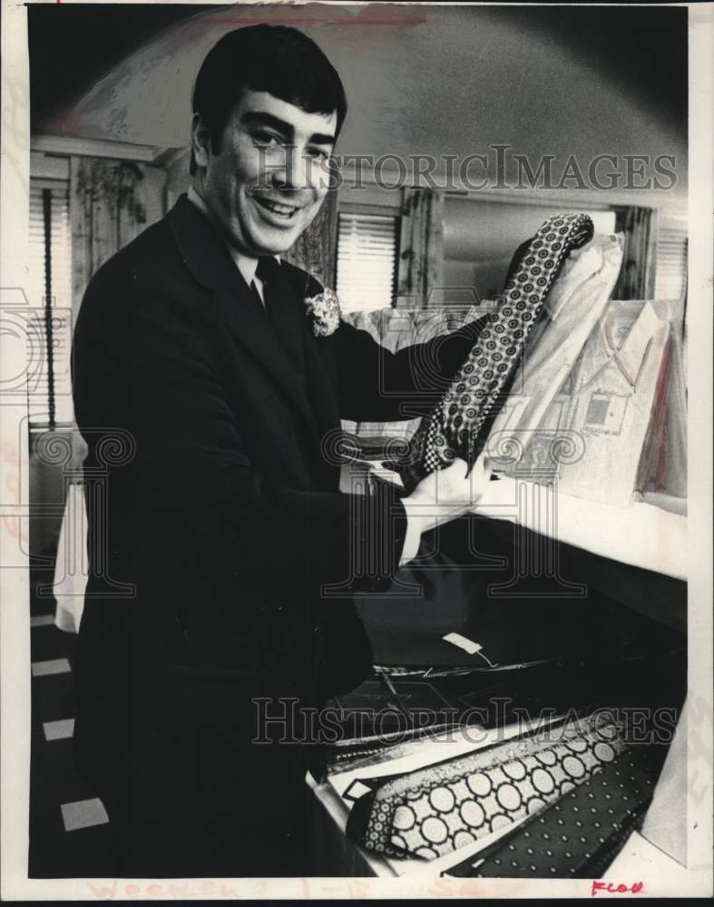 1972 Robert Mallon shows off shirt &amp; tie at New York fashion shop - Historic Images