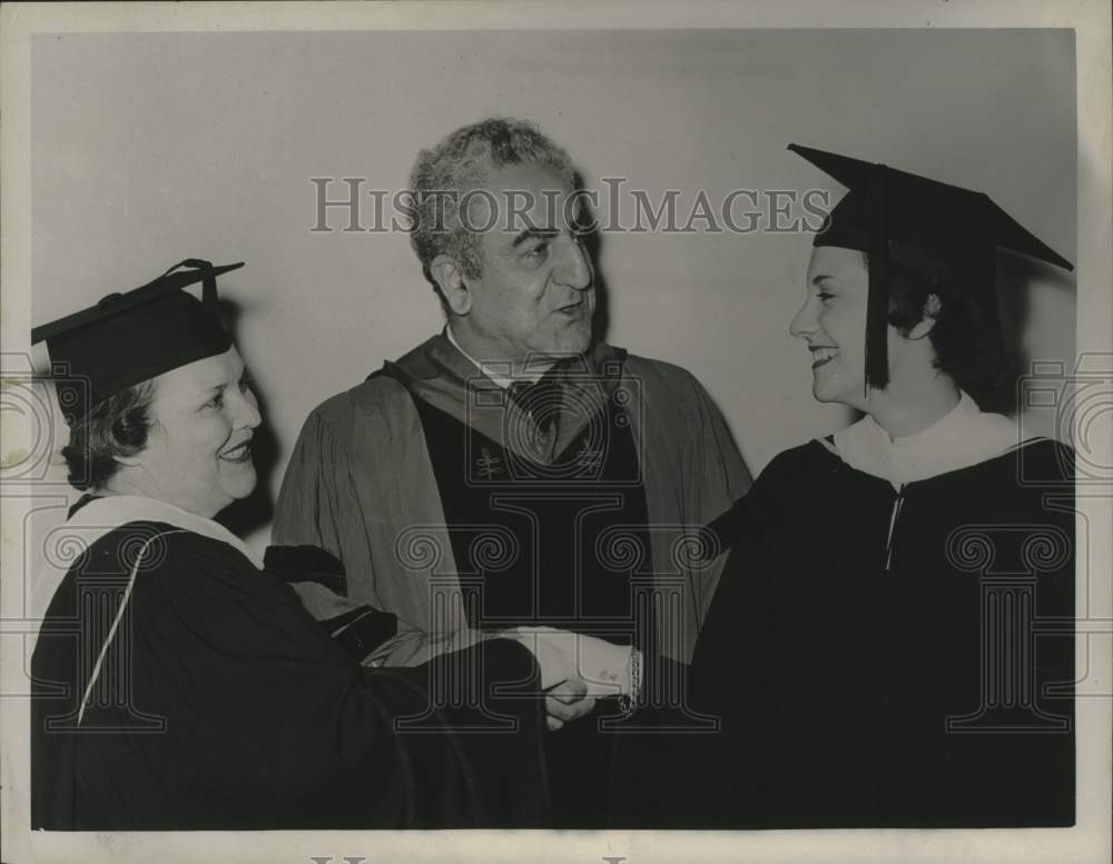 1962 Press Photo School chancellors converse at graduation in New York - Historic Images