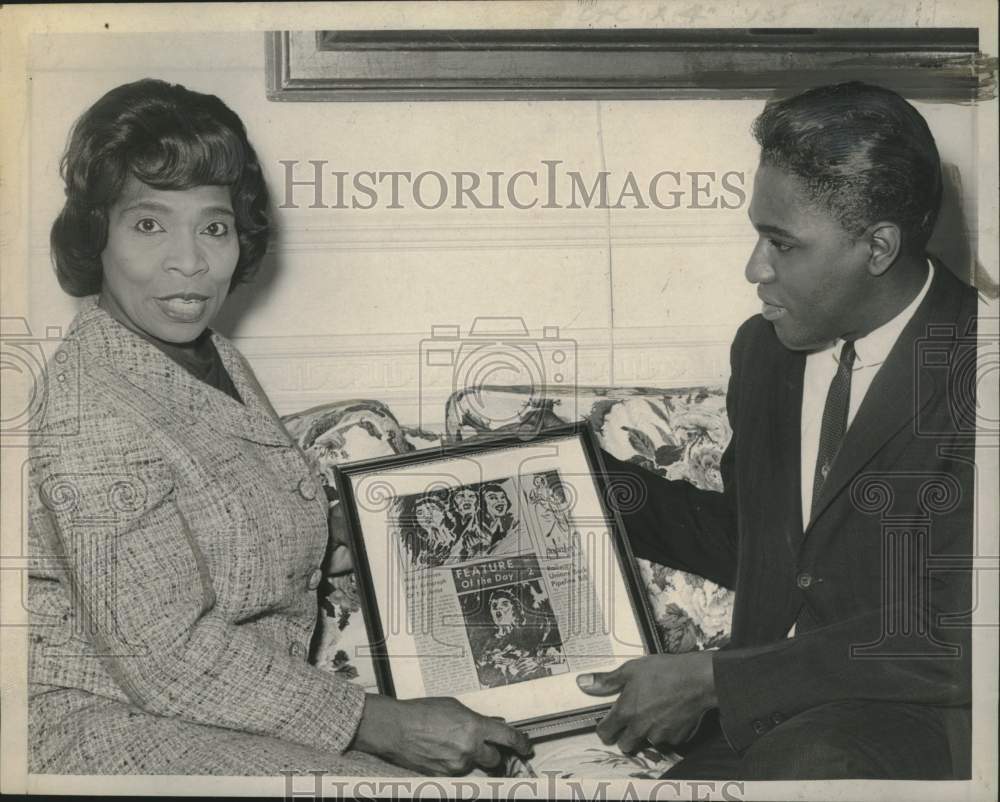 1965 James Jackson gives sketches to Marion Anderson in Albany, NY - Historic Images