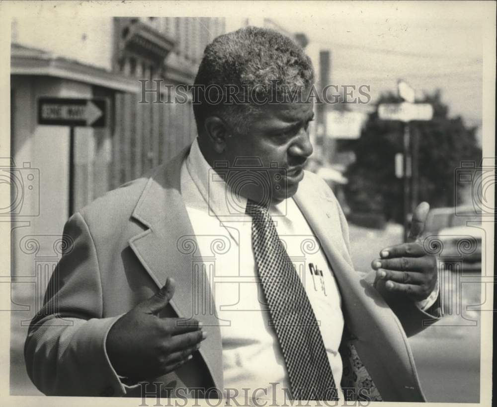 1974 Press Photo Samuel Johnson speaks on Albany, New York sidewalk - tua38786 - Historic Images
