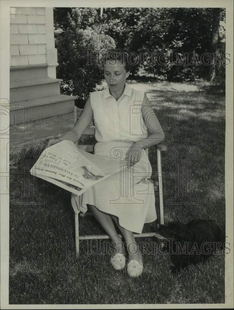 1959 Press Photo Mrs. Roswell Jacobs reads newspaper on lawn of New York home - Historic Images