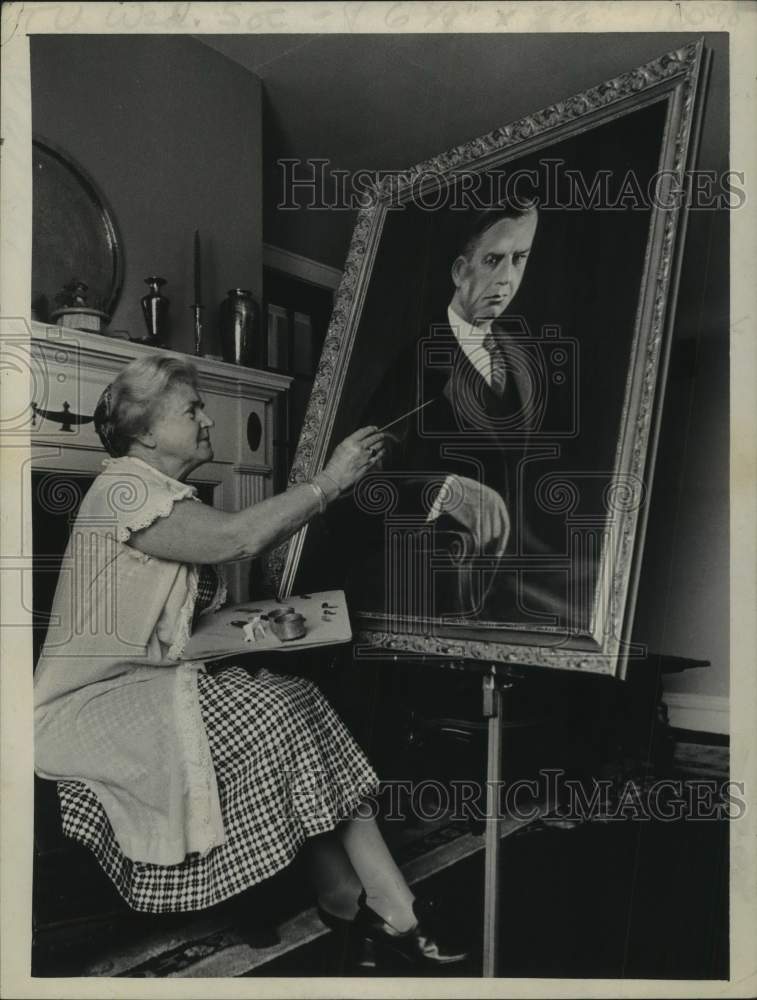 Press Photo Mrs. Hollis Ingragram paints portrait in Albany, New York - Historic Images