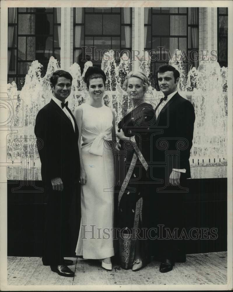 Press Photo Studio Ensemble singers outside Metropolitan Opera House, New York - Historic Images