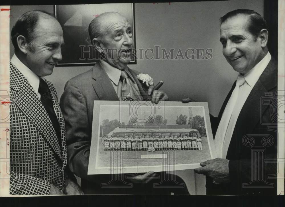 1977 Press Photo Officials hold Senators baseball team photo in Albany, New York- Historic Images