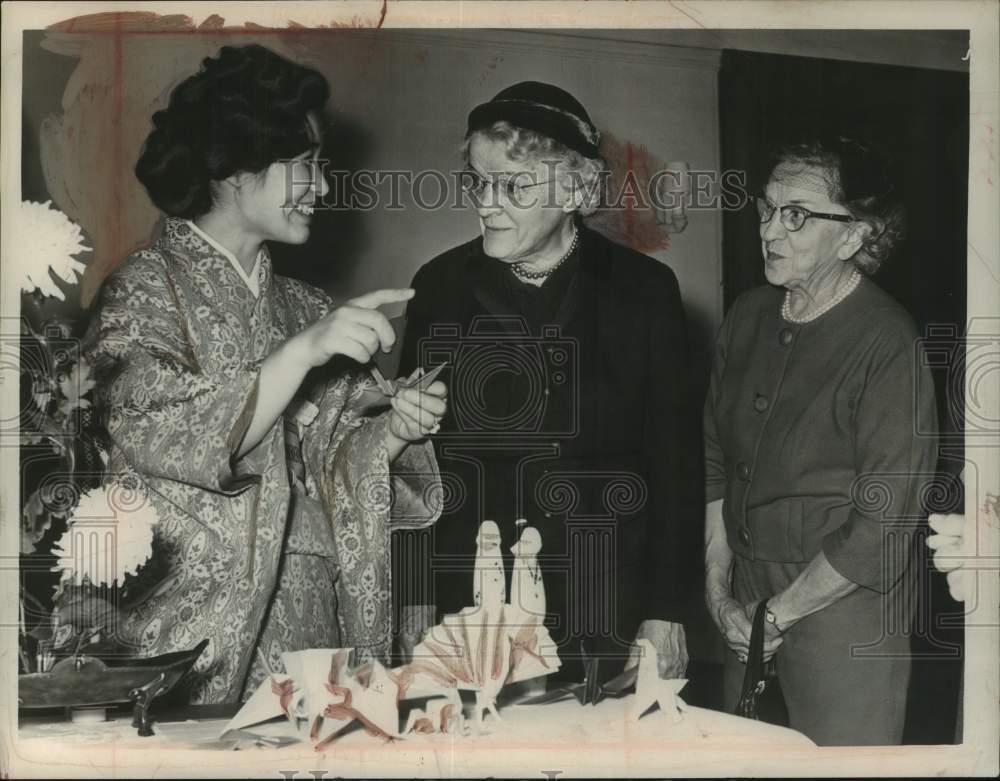 1963 Ladies converse during social event in New York - Historic Images