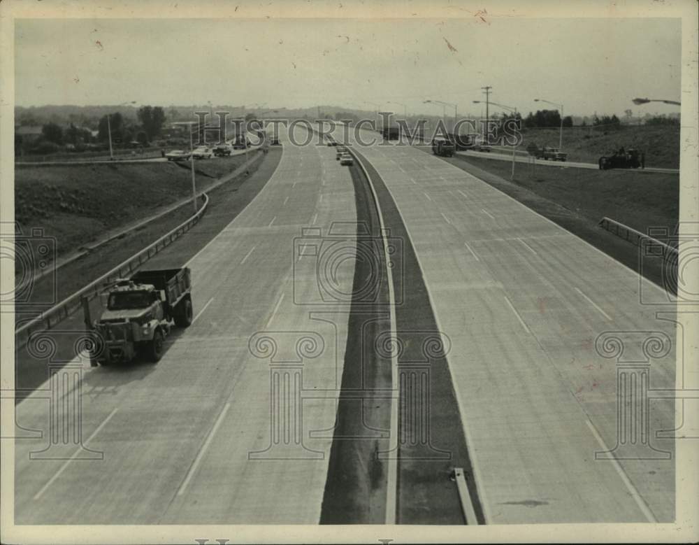 1972 Press Photo View of newly paved Interstate 90 at Everett Road, Albany, NY - Historic Images