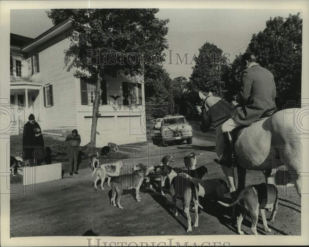 Reverend blesses hounds before hunt at Albany, New York church - Historic Images