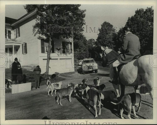 Reverend blesses hounds before hunt at Albany, New York church - Historic Images