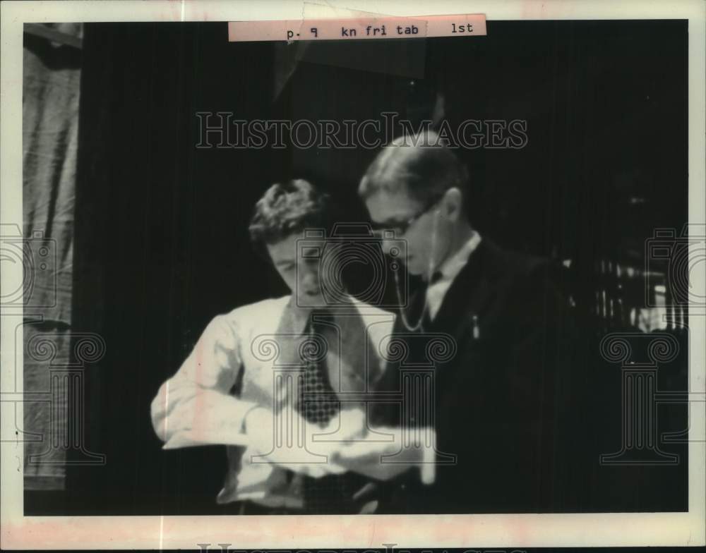 1977 Press Photo Staff discusses plans at Metropolitan Opera in New York- Historic Images