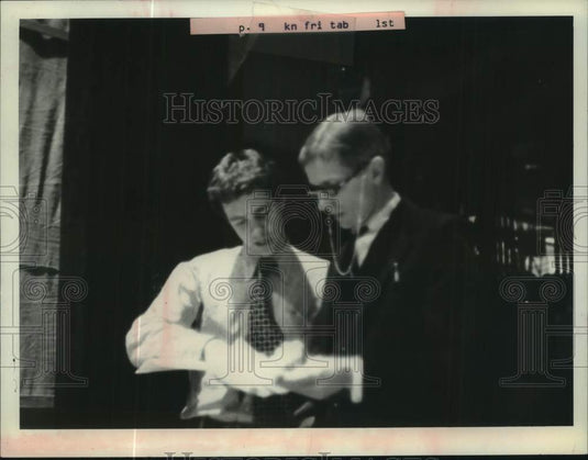 1977 Press Photo Staff discusses plans at Metropolitan Opera in New York- Historic Images