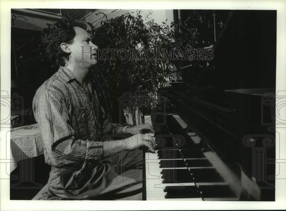 Press Photo Carl Landa plays piano at Saratoga, New York jazz club - tua40443- Historic Images