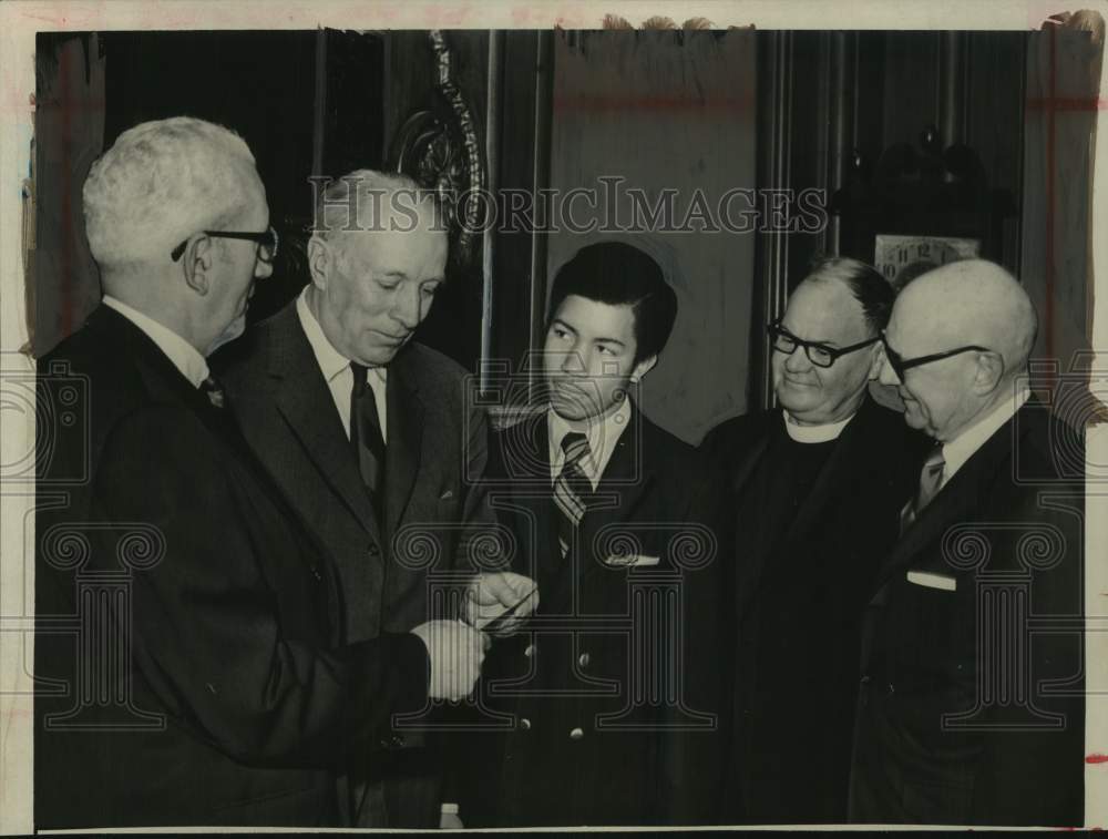 1969 Press Photo Group awards scholarship for student in Albany, New York- Historic Images