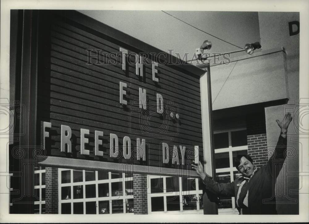1981 Press Photo Westmere, New York Fire Department updates hostage support sign- Historic Images