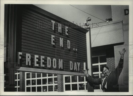 1981 Press Photo Westmere, New York Fire Department updates hostage support sign- Historic Images