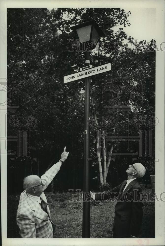 1979 Press Photo Frank Popp &amp; John Langlotz look at Troy, New York street sign - Historic Images
