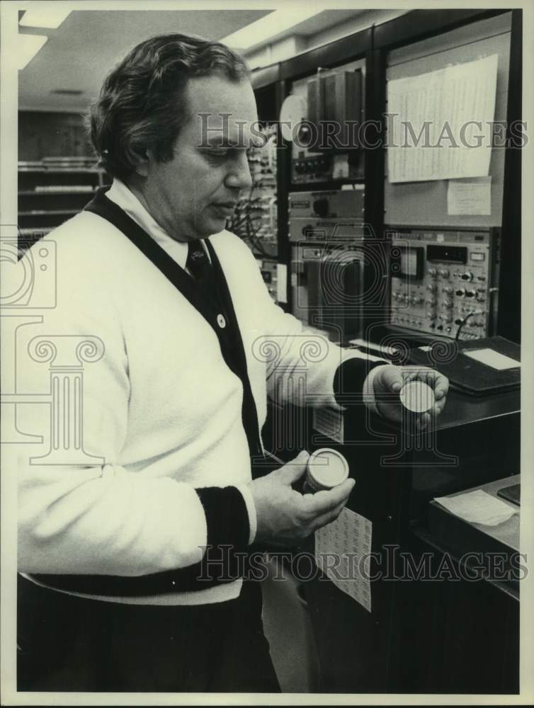 1979 Dr. John Matuszak in his New York laboratory - Historic Images