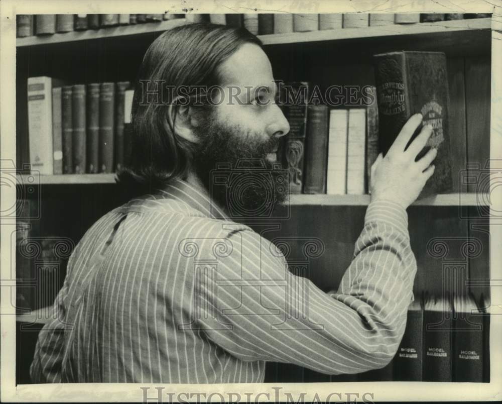 1973 Press Photo Ken Rosenberg, Cottage Book Store,  Albany, New York - Historic Images