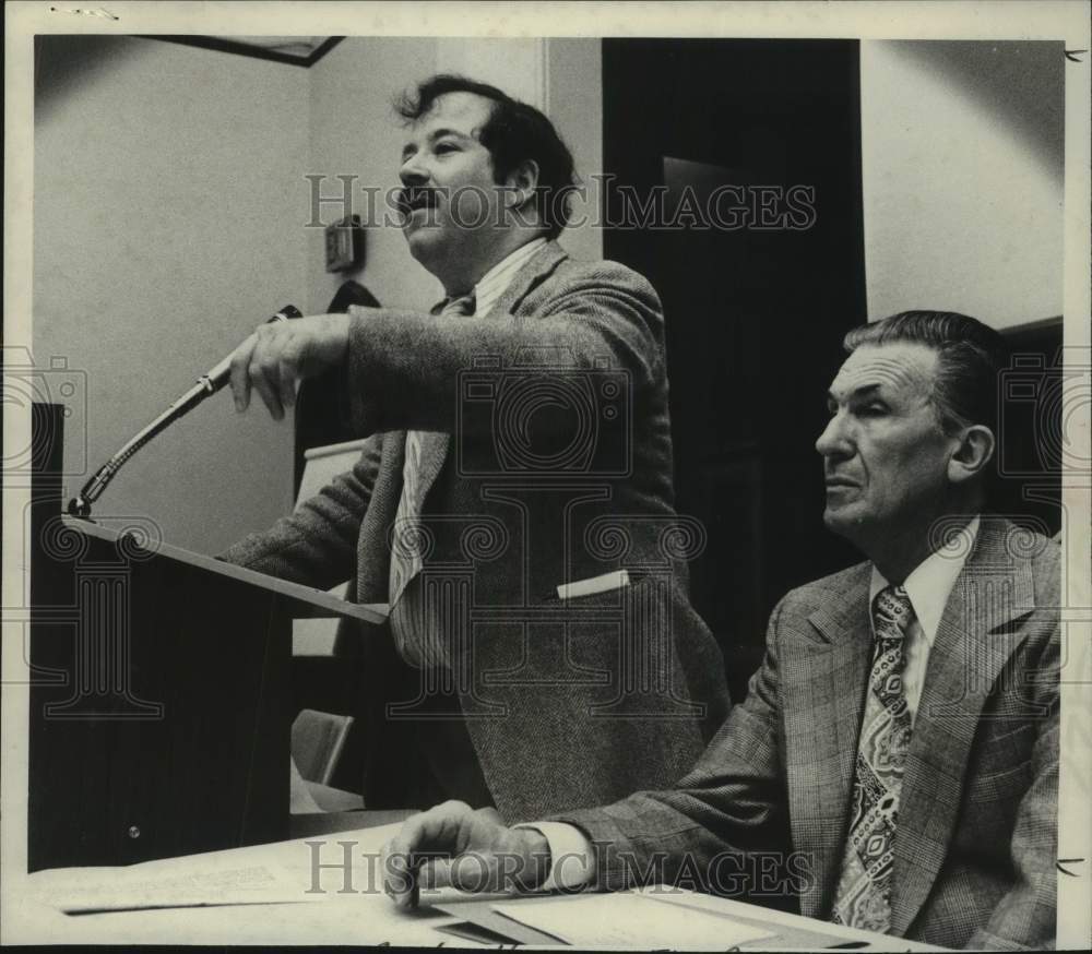 1975 Press Photo Medical officials speak at Emmanuel Baptist Church, Albany, NY - Historic Images