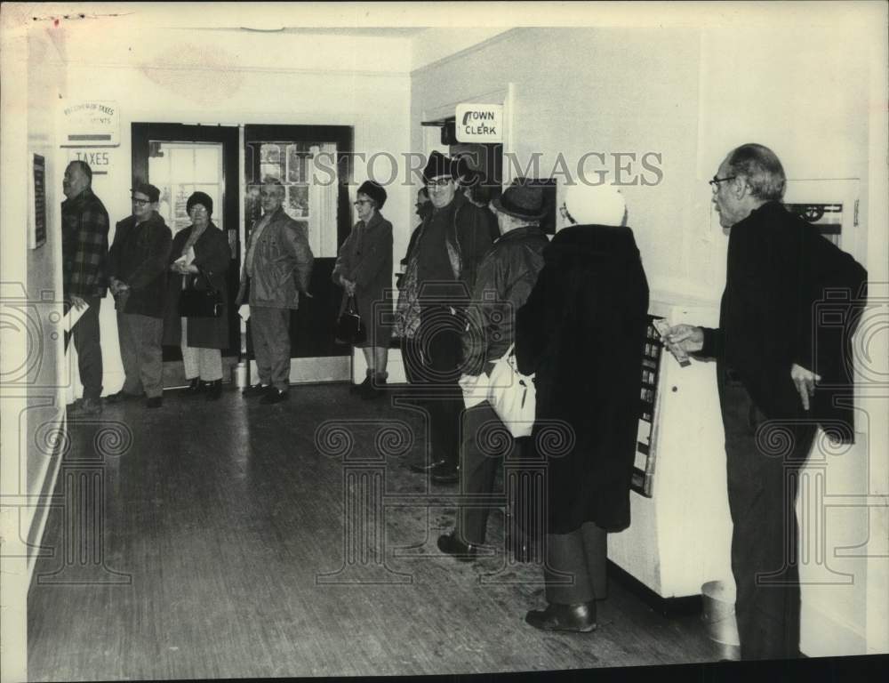 1974 Press Photo Citizens lined up at Rotterdam, New York Town Hall tax office - Historic Images