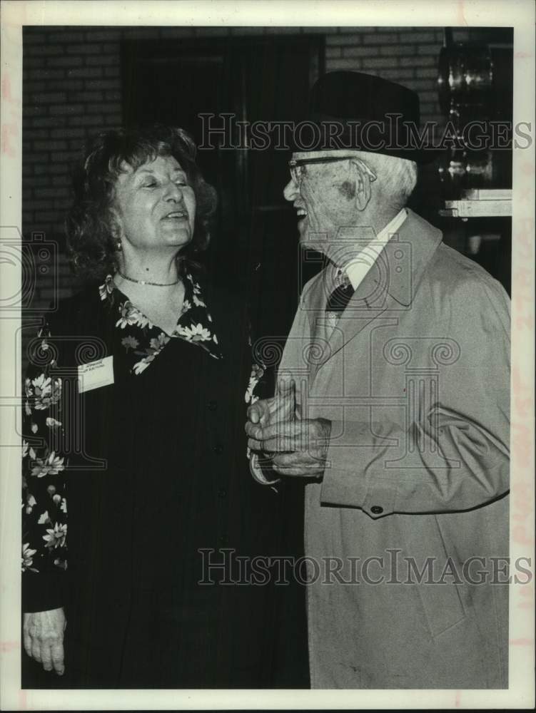 1977 Press Photo Salle DeVall with Morris Rosenblum in Albany, New York - Historic Images