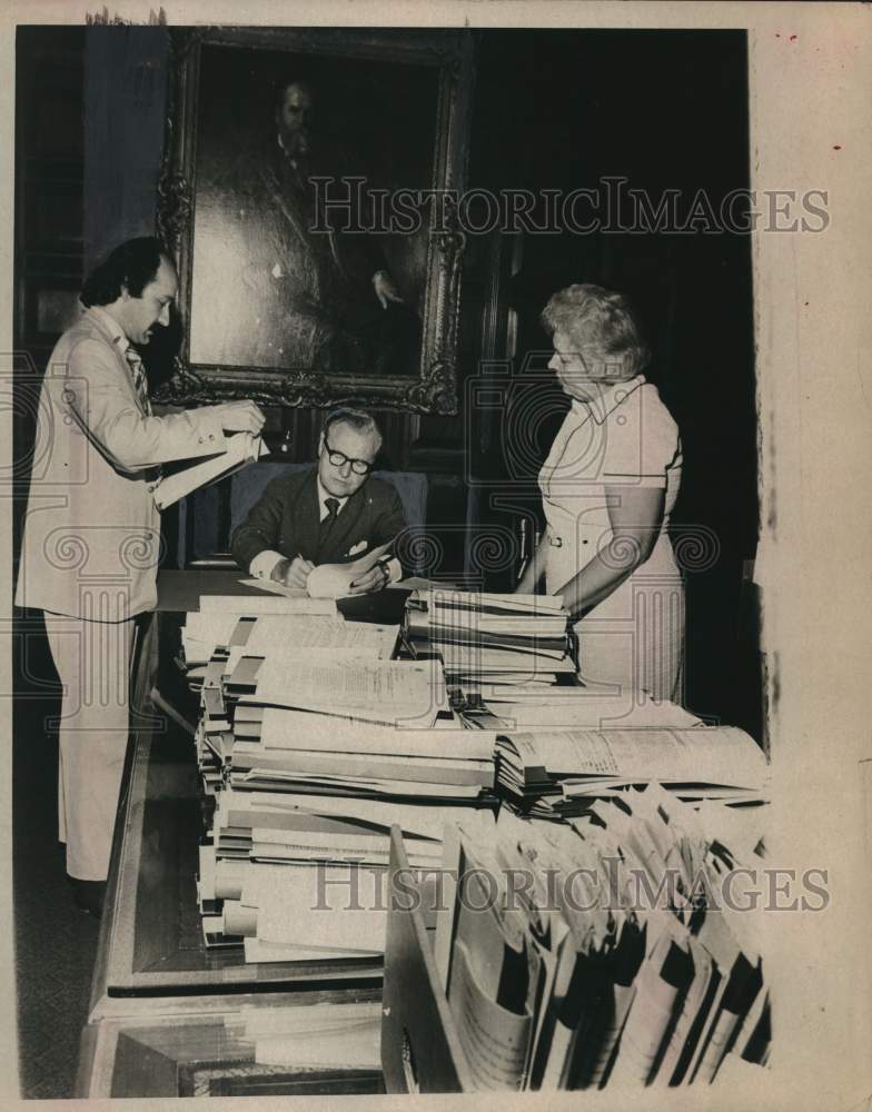 1973 Press Photo New York Governor Nelson Rockefeller signs bills in his office - Historic Images
