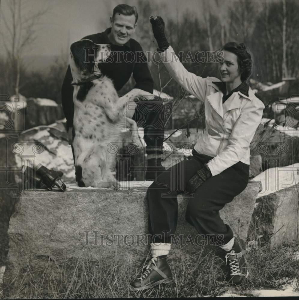 1942 Press Photo New York Yankees player Rob Rolfe with wife & dog, Joe- Historic Images