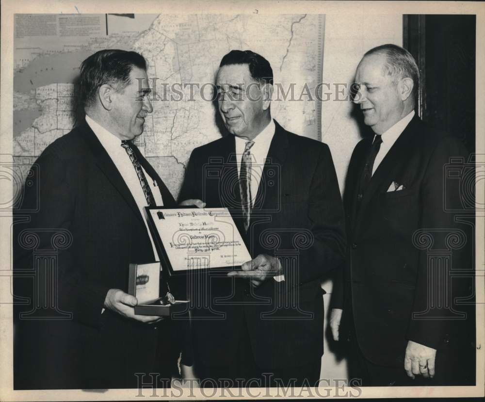 1967 Press Photo Delaware & Hudson Railroad officers present award in New York - Historic Images