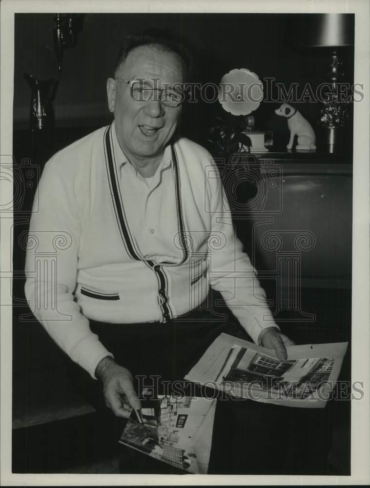 1960 Press Photo Alto Janda shows off photographs in his New York home - Historic Images