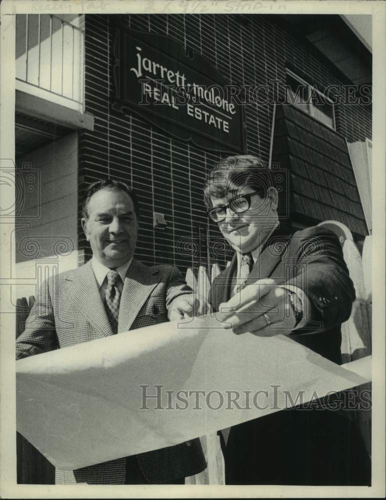 1979 Press Photo Businessmen outside Harrett-Malone Real Estate, McKownville, NY - Historic Images