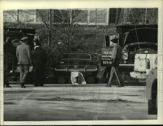 1976 Press Photo Police investigate Joan Richburg's car in New York parking lot - Historic Images