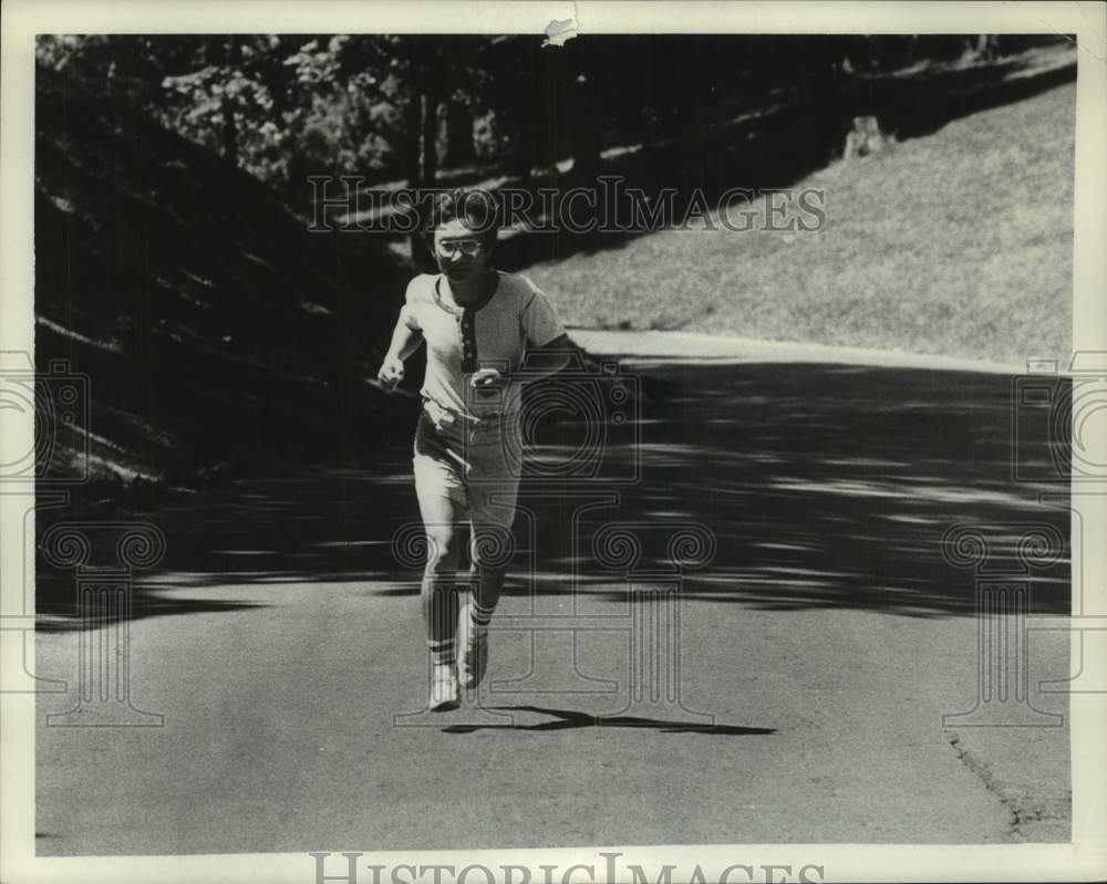 1978 Press Photo Byung Kim jogs through Washington Park in Albany, New York - Historic Images