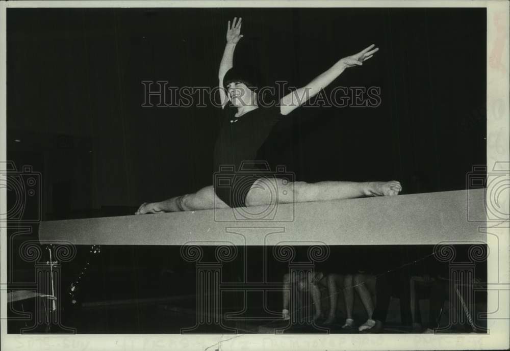 1979 Press Photo Gymnast Kelly Jensen on balance beam in New York - tua47127- Historic Images