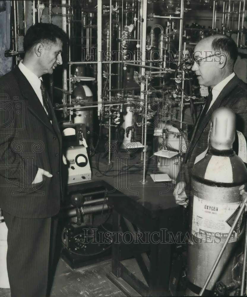 1955 Press Photo Professors discuss atomic research at university in Troy, NY - Historic Images