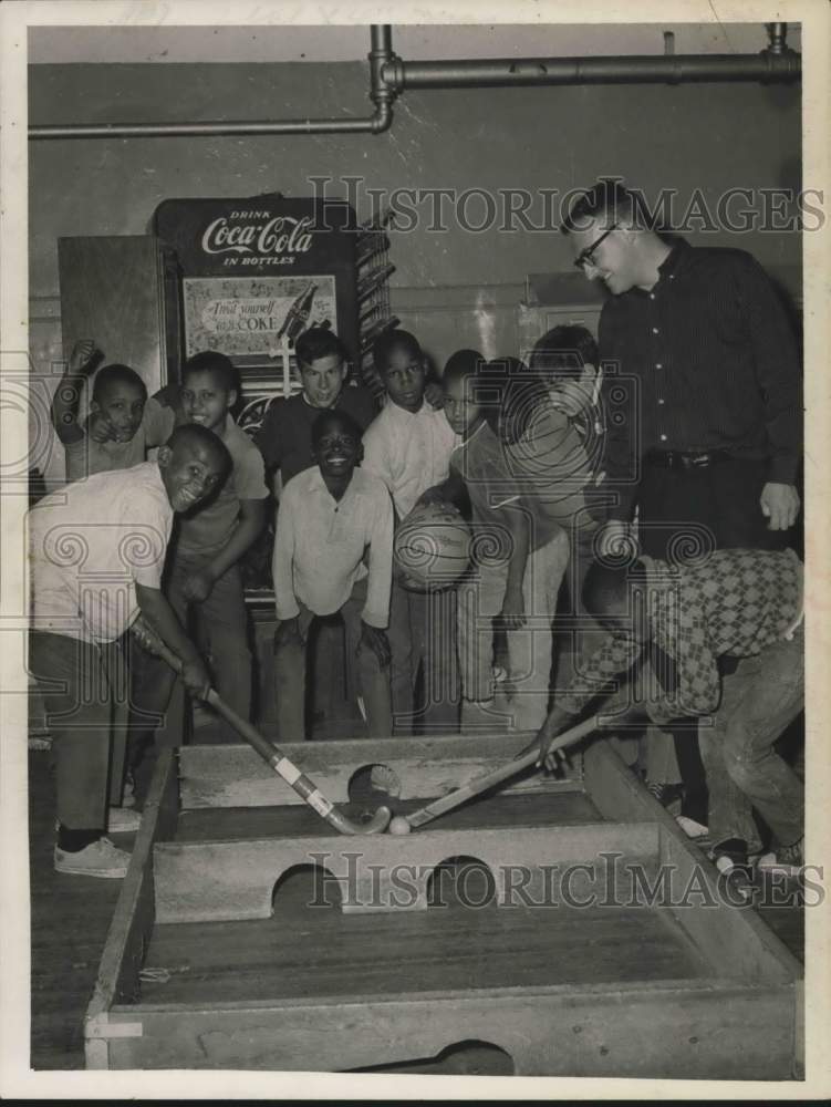 1967 Press Photo Kids play game at Albany, NY Jaycees Project Helpmate facility - Historic Images