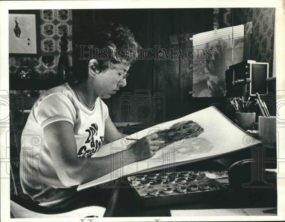 1977 Press Photo Carol Rehbaum paints portrait of dog in Albany, New York - Historic Images