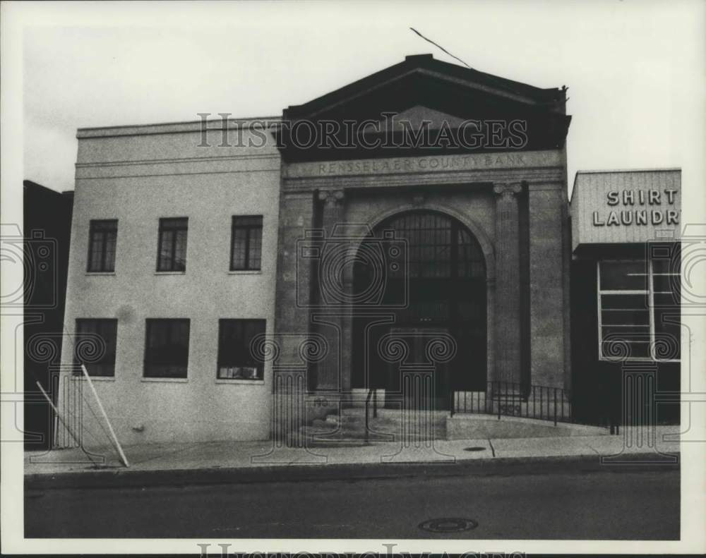 1977 Press Photo Public library at Broadway &amp; Partition in Rensselaer, New York - Historic Images