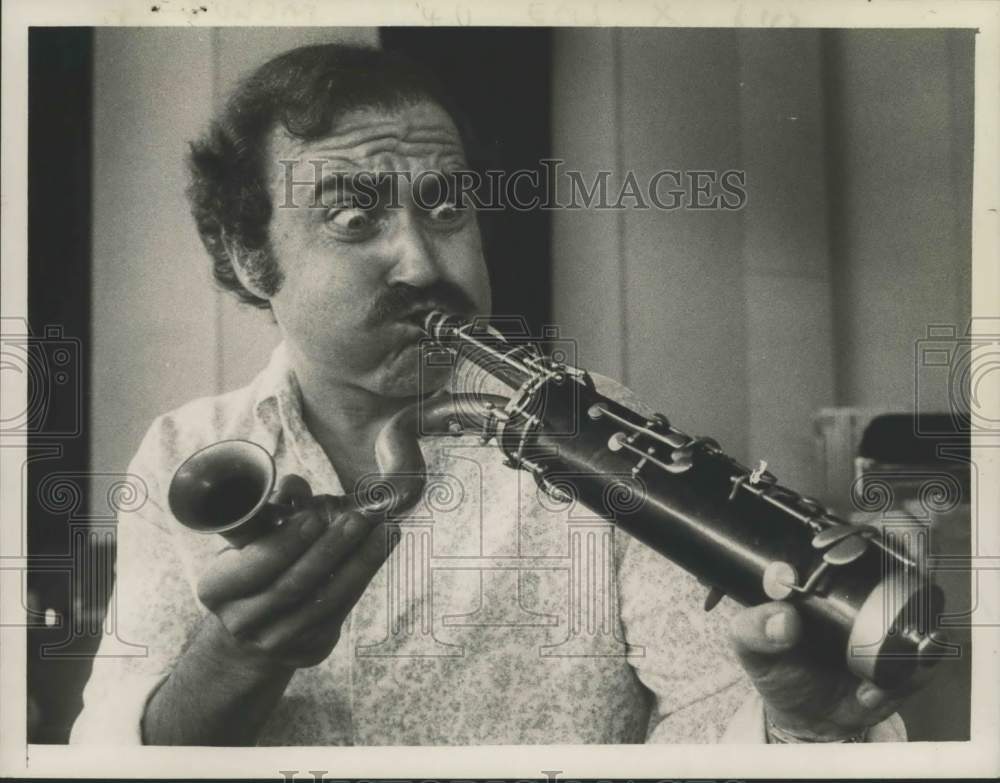 1974 Press Photo Ronald Reuben plays musical instrument in New York - Historic Images